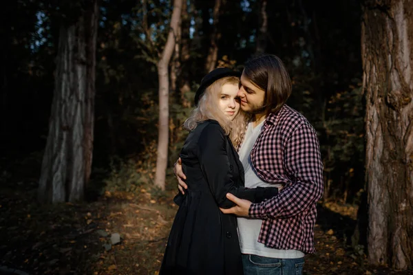 Jovem Casal Bonito Estão Abraçando Amando Uns Aos Outros Parque — Fotografia de Stock