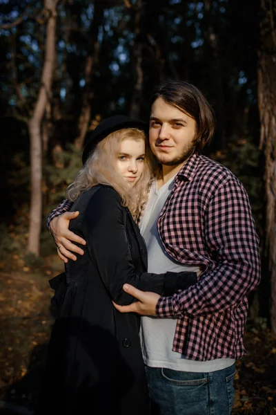 Jovem Casal Bonito Estão Abraçando Amando Uns Aos Outros Parque — Fotografia de Stock