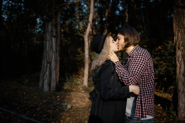 Genç Güzel Bir Çift Sonbahar Parkında Birbirlerine Sarılıp Seviyorlar Doğrudan — Stok fotoğraf