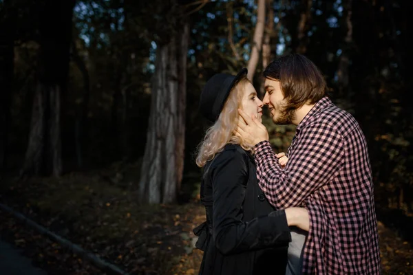 Jovem Casal Bonito Estão Abraçando Amando Uns Aos Outros Parque — Fotografia de Stock