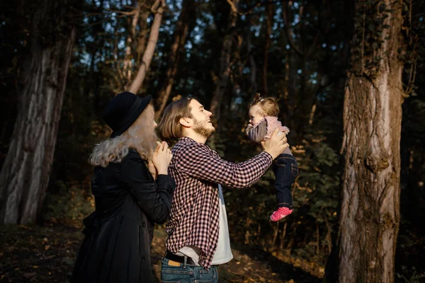 Feliz Familia Sonriente Está Caminando Otoño Parque Padre Madre Bebé — Foto de Stock