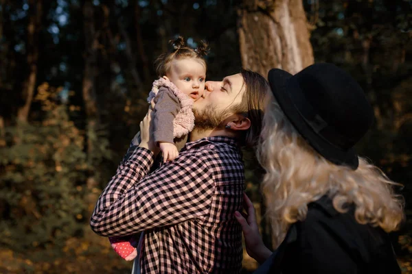 Χαρούμενη Νεανική Οικογενειακή Ιδέα Νεαρός Πατέρας Και Μητέρα Φιλούν 6Μηνο — Φωτογραφία Αρχείου