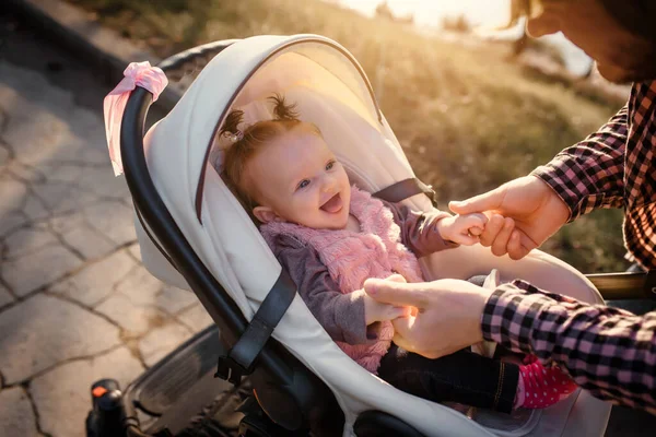 Μικρό Κοριτσάκι Μηνών Κάθεται Ένα Καρότσι Και Χαμογελώντας Κατά Διάρκεια — Φωτογραφία Αρχείου