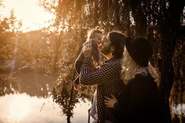 Szczęśliwa Młoda Koncepcja Rodziny Młody Ojciec Matka Bawią Się Parku — Zdjęcie stockowe