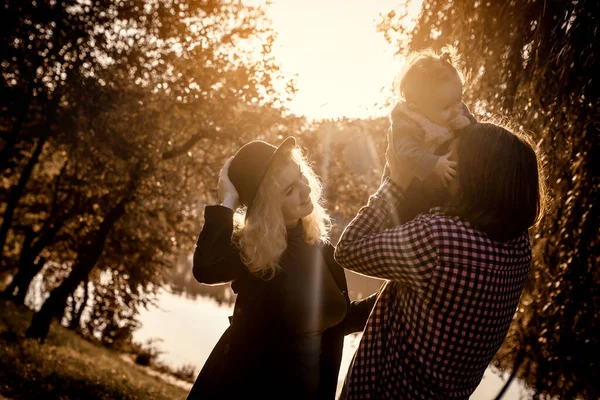 Joyeux Concept Jeune Famille Jeune Père Mère Jouent Avec Leur — Photo