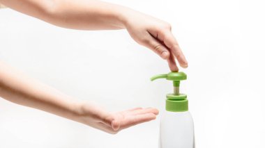 Adamın elleri beyaz arka planda yıkanırken ya da el dezenfektanı kullanarak virüs koronavirüs enfeksiyonunu önlüyor.