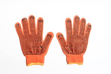 Turuncu işçi eldivenleri beyaz arka planda izole edilmiş.