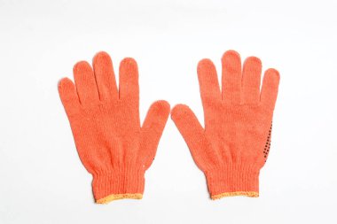 Turuncu işçi eldivenleri beyaz arka planda izole edilmiş.