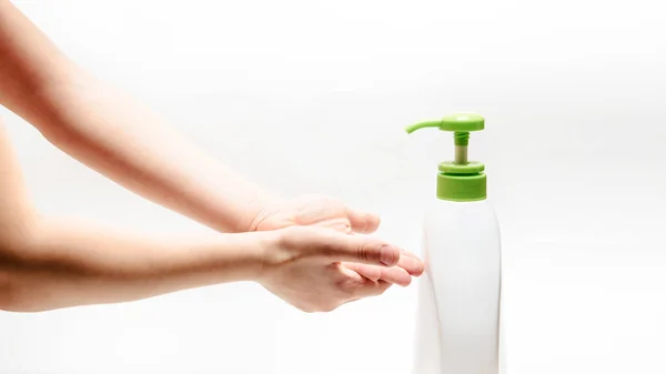 人的手在白底清洗或使用清洁剂作为预防病毒感染的方法 — 图库照片