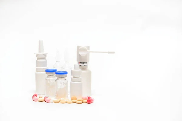 医療とワクチンの概念 透明アンプル バイアル 点眼薬 白地に鼻スプレー — ストック写真