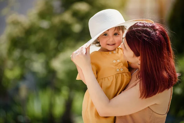 Ritratto Una Giovane Felice Bella Madre Con Sua Piccola Figlia — Foto Stock