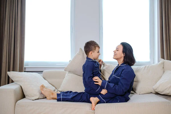 Felice Giovane Madre Sdraiata Sul Letto Giocare Divertirsi Con Suo — Foto Stock