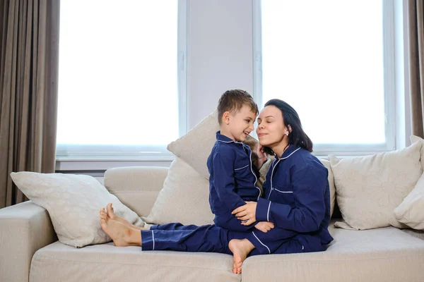 Glückliche Junge Mutter Die Auf Dem Bett Liegt Und Mit — Stockfoto