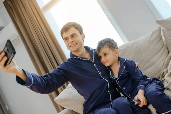 Feliz Padre Joven Haciendo Selfie Con Teléfono Inteligente Cámara Jugando — Foto de Stock