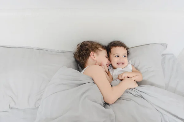 Erkek Kız Kardeş Sabah Kavramı Küçük Çocuk Kız Kardeşine Yatakta — Stok fotoğraf