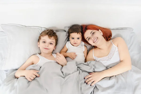 Sabah Aile Kavramı Anne Çocuğunun Beyaz Tişörtlü Bir Şekilde Uyanması — Stok fotoğraf