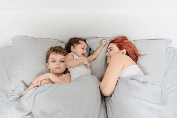 Sabah Aile Kavramı Anne Çocuğunun Beyaz Tişörtlü Bir Şekilde Uyanması — Stok fotoğraf