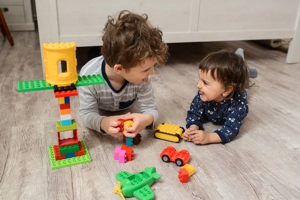 Twee Gelukkige Kinderen Broer Zijn Zus Spelen Met Plastic Speelgoed — Stockfoto