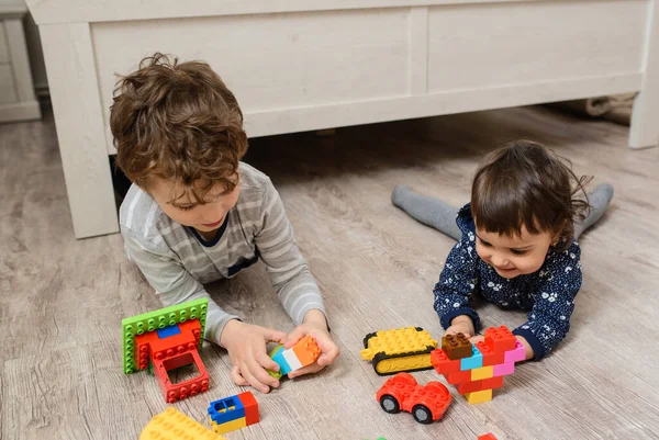 Twee Gelukkige Kinderen Broer Zijn Zus Spelen Met Plastic Speelgoed — Stockfoto