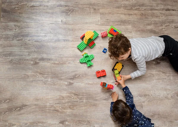 Bovenaanzicht Van Twee Kinderen Broer Zijn Zus Spelen Met Plastic — Stockfoto
