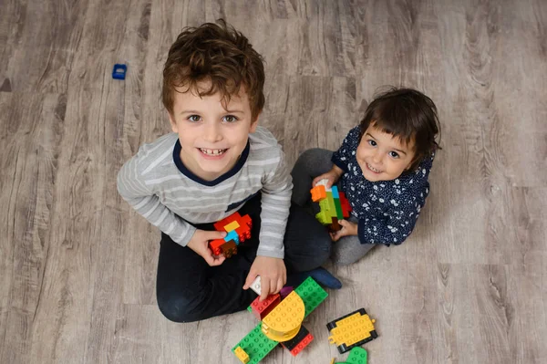 Bovenaanzicht Van Twee Gelukkige Kinderen Broer Zijn Zus Spelen Met — Stockfoto