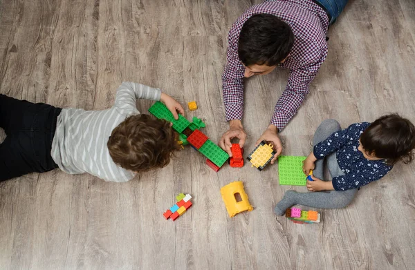 Bovenaanzicht Van Vader Met Zijn Twee Kinderen Broer Zus Spelen — Stockfoto