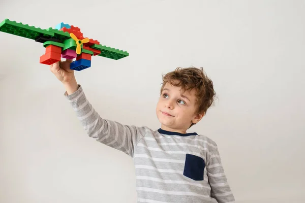Niño Pequeño Está Jugando Con Avión Juguete Construido Ladrillos Plástico —  Fotos de Stock