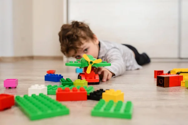 Gelukkige Kleine Jongen Kind Ligt Houten Vloer Spelen Met Een — Stockfoto