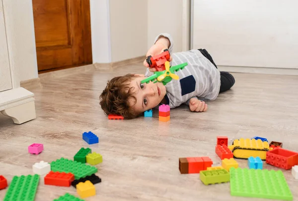 Šťastný Chlapec Dítě Leží Dřevěné Podlaze Hraje Hračkou Letadlo Plastové — Stock fotografie
