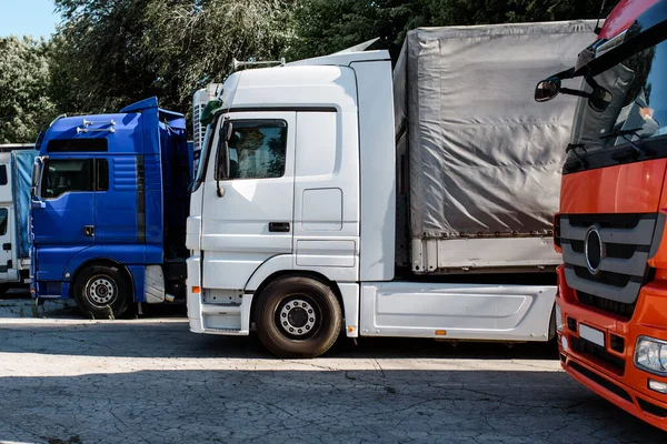 Widok Boczny Ciężarówek Zatrzymujących Się Parkingu Przy Zachodzie Słońca Koncepcja — Zdjęcie stockowe