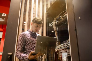 Sunucu odasındaki değişikliklerle ilgili fotoğraf. Bir teknisyen / Defteri mühendis / tutun ve sunucu hatasını bağlayan veya düzelten interneti ayarlayın.