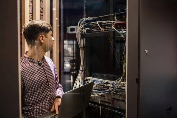 Фотографія Рефракцією Кімнаті Сервера Технік Інженер Тримач Ноутбука Налаштування Підключення — стокове фото