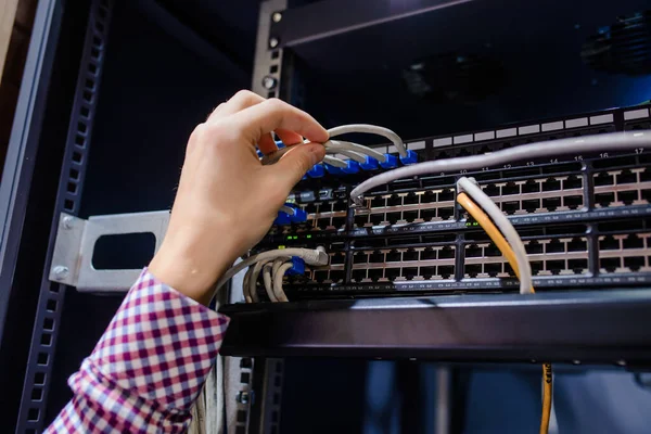 Cerca Mano Técnico Ingeniero Conectar Cable Red Internet Sistema Inalámbrico —  Fotos de Stock