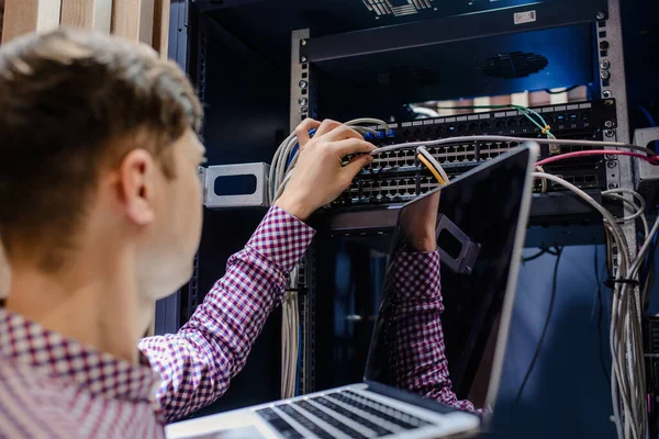 Серверній Кімнаті Технік Інженер Підключення Кабелю Інтернет Мережі Налаштування Ноутбук — стокове фото
