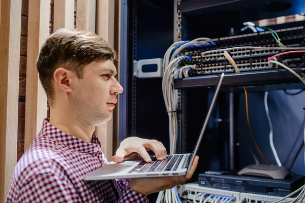 Sala Servidores Técnico Ingeniero Conectar Cable Red Internet Ajustar Portátil — Foto de Stock