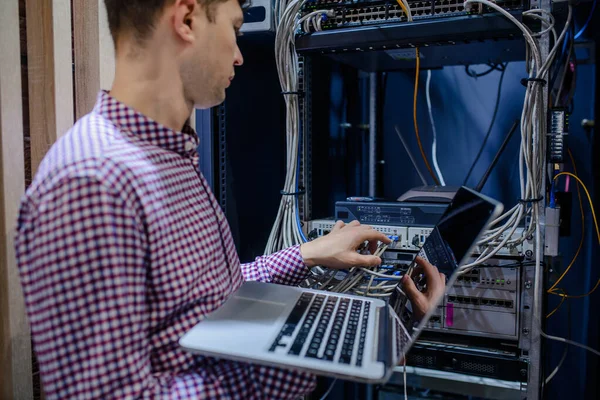 Серверній Кімнаті Технік Інженер Підключення Кабелю Інтернет Мережі Налаштування Ноутбук — стокове фото
