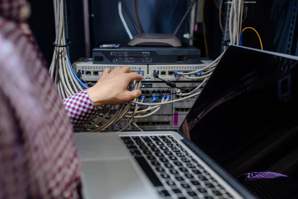 Server Room Technician Engineer Connecting Internet Network Cable Adjusting Notebook — Stock Photo, Image