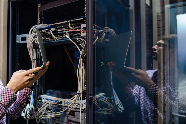 Фотографія Рефракцією Кімнаті Сервера Технік Інженер Окуляри Тримають Ноутбук Коригують — стокове фото