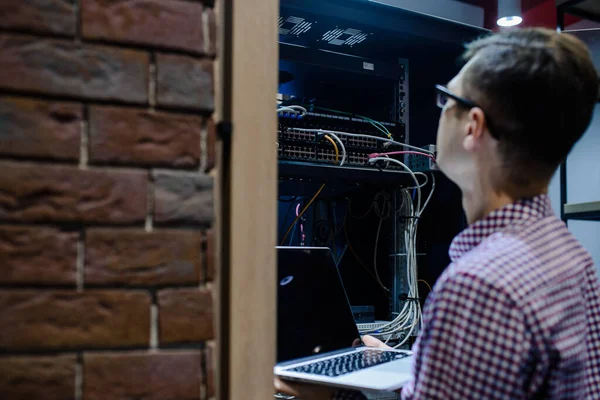 Вид Ззаду Кімнаті Сервера Технік Інженер Окуляри Тримають Ноутбук Налаштовують — стокове фото
