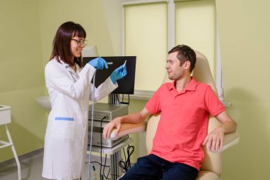 Otolaryngologist hastaya endoskopi işlemi için hazırlanıyor. Yeni öncü endoskopi ekipmanı. Kulak, burun ve boğaz endoskopisi..