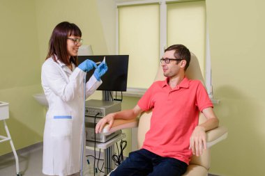 Otolaryngologist hastaya endoskopi işlemi için hazırlanıyor. Yeni öncü endoskopi ekipmanı. Kulak, burun ve boğaz endoskopisi..