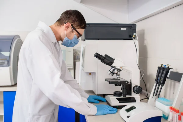 Hospital Laboratories Working Process Young Man Doctor Looking Medical Microscope — Stock Photo, Image