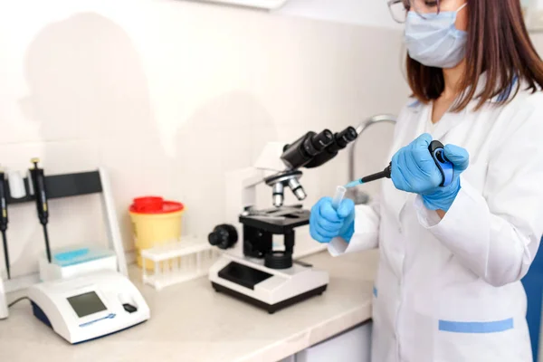 Young Woman Doctor Laboratory Assistant Using Micropipette Test Tubes Medical — Stock Photo, Image