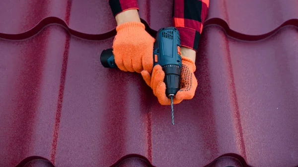 Close Contractor Hands Protective Gloves Drilling Electric Drill Metal Tile — Fotografia de Stock