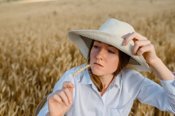 Young Woman White Shirt Hat Holding Bunch Wheat Wheat Field — ストック写真