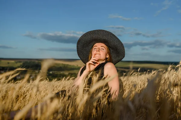 Mladá Žena Černých Šatech Klobouku Leží Pšeničném Poli — Stock fotografie