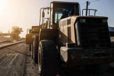 İnşaat alanında kepçe var. İnşaat makinesi konsepti