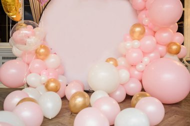 Parti foton bölgesi pembe, beyaz, altın balonlarla süslenmiş. Balon dekorasyonu