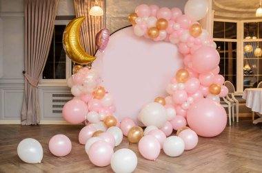 Parti foton bölgesi pembe, beyaz, altın balonlarla süslenmiş. Balon dekorasyonu