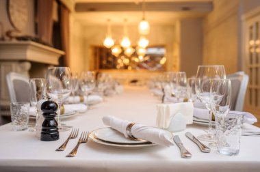 Tabaklı, şarap kadehli, çatallı, bıçaklı bir restoranın fotoğrafını çek.